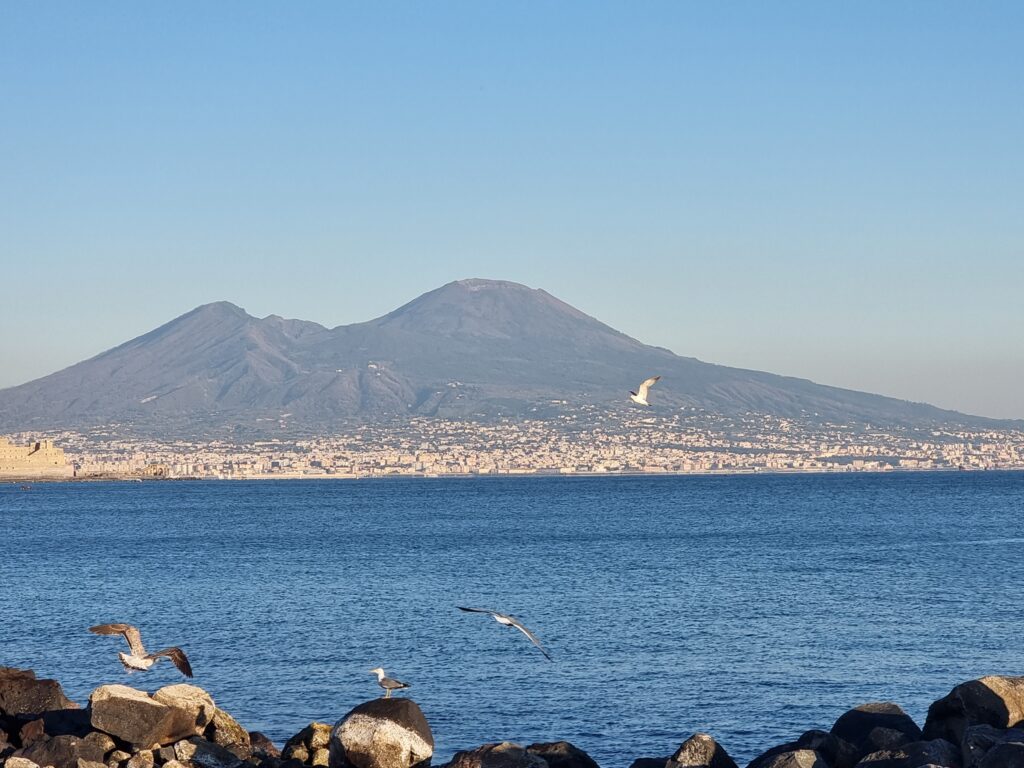 KUPANDANG VISUVIUS DARI BALKON